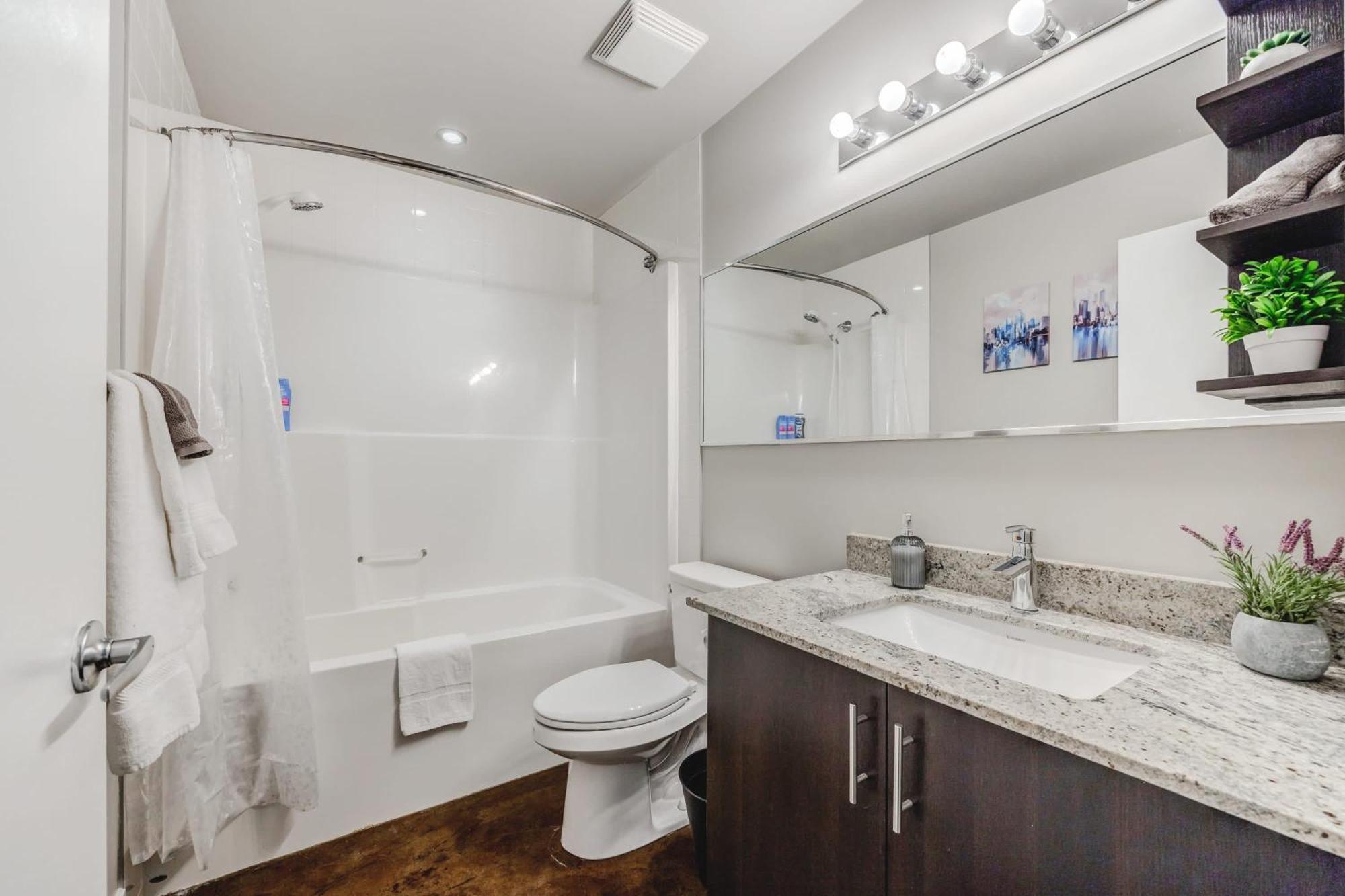 Upscale 2Br Condo - King Bed - Stunning Views カルガリー エクステリア 写真
